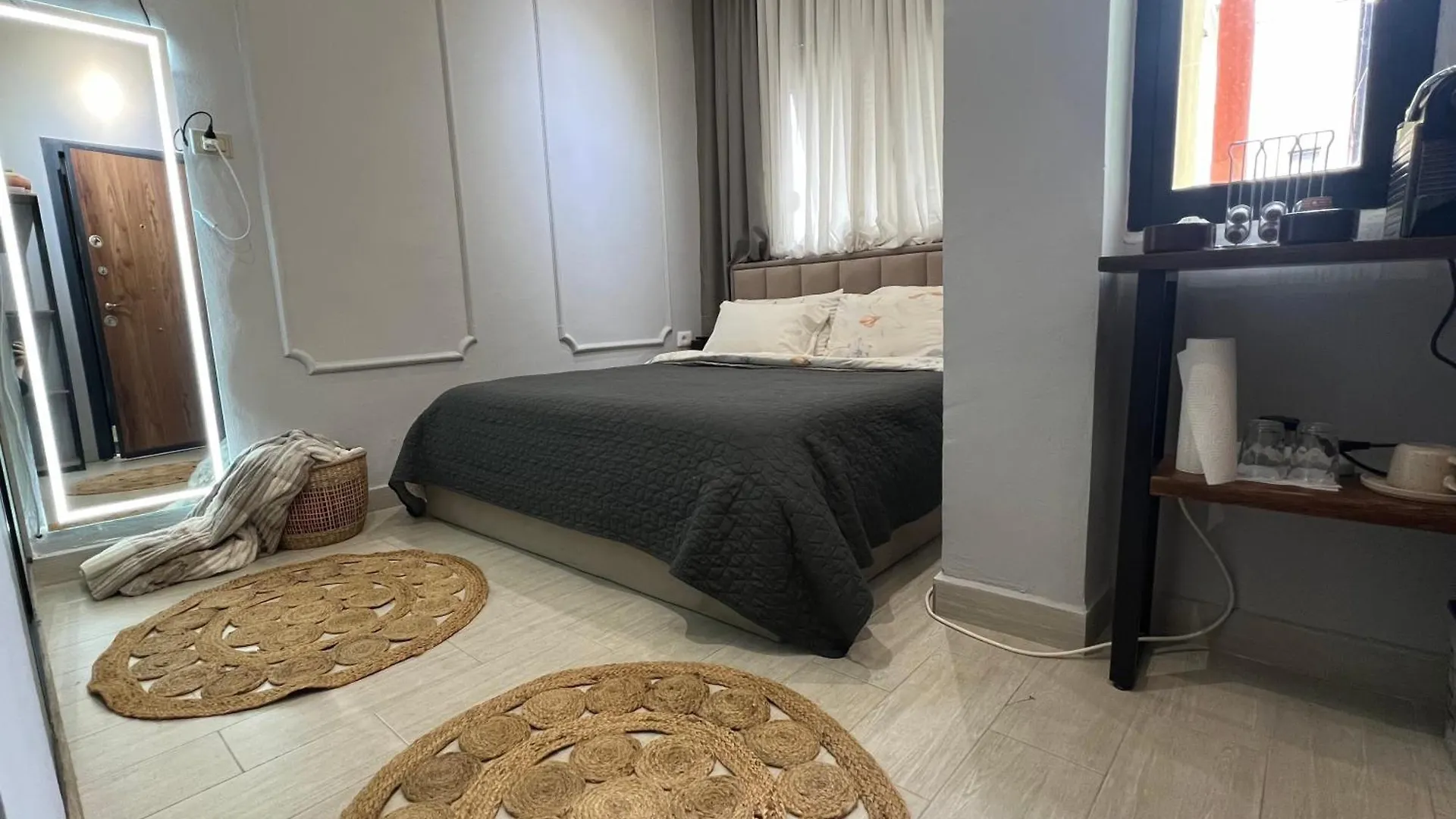 Blloku Tirana Studio 0*,